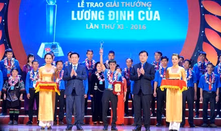 Lễ trao giải thưởng Lương Định Của lần thứ XI năm 2016. Ảnh: Xuân Tùng. Lễ trao giải thưởng Lương Định Của lần thứ XI năm 2016. Ảnh: Xuân Tùng.