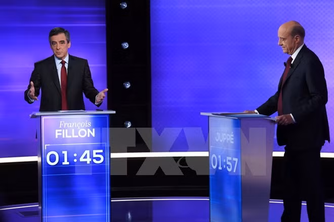 Cựu Thủ tướng François Fillon (trái) và ông Alain Juppé. (Nguồn: AP/TTXVN)