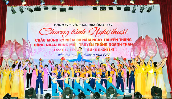 Các hoạt động văn nghệ được Công ty Tuyển than Cửa Ông tổ chức thường xuyên, mang đến không khí đoàn kết trong người lao động. Trong ảnh: Chương trình nghệ thuật chào mừng 80 năm Ngày Truyền thống công nhân Vùng mỏ - Truyền thống ngành Than năm 2016.