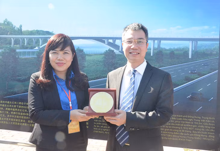 Đồng chí Nguyễn Thị Thu Hà, Bí thư Tỉnh Đoàn Quảng Ninh tặng quà lưu niệm cho lãnh đạo TP Đông Hưng.