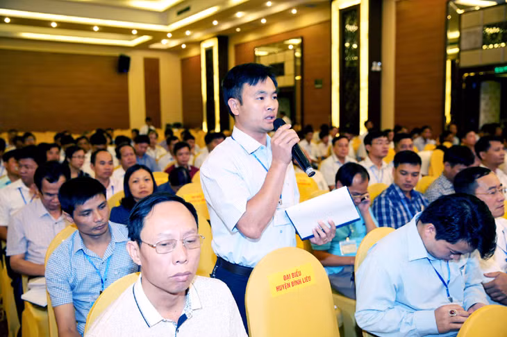 Các đại biểu đóng góp ý kiến về các định hướng phát triển của tỉnh, địa phương tại Hội nghị bồi dưỡng, triển khai nhiệm vụ trọng tâm đối với đội ngũ cán bộ chủ chốt cơ sở, tháng 8-2016. Ảnh: Đỗ Phương