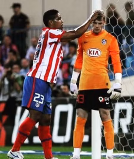 Santana (trái) từng là đồng đội với De Gea tại Atletico. Ảnh: Sun