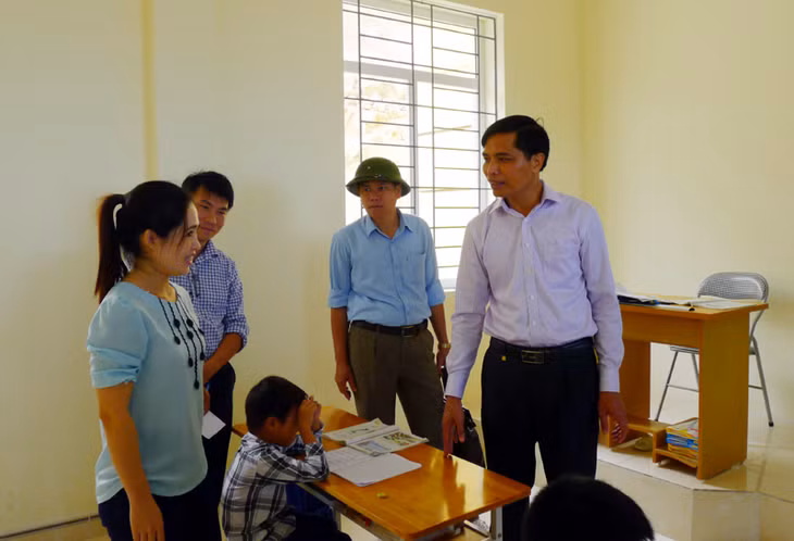 Đồng chí Phó Chủ tịch UBND tỉnh thăm Trường liên cấp đảo Trần