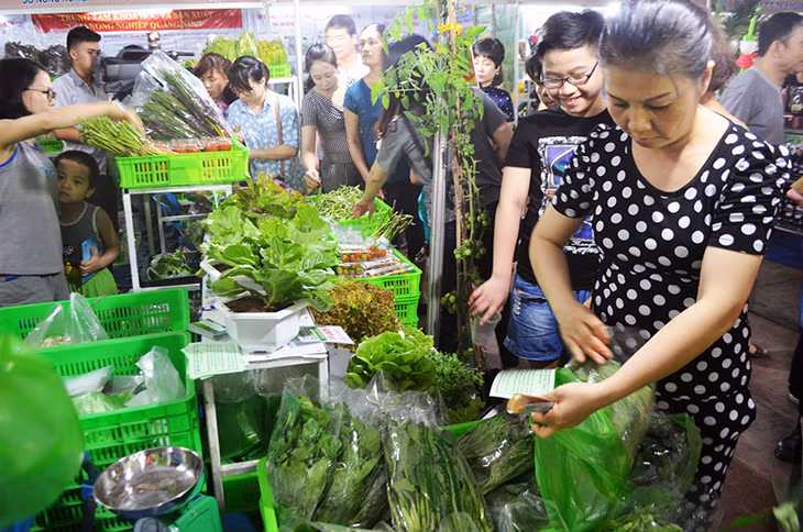 Xếp loại cơ sở sản xuất, kinh doanh nông sản là một trong những tiêu chí để chứng nhận ATTP. Trong ảnh: Đông đảo người tiêu dùng sử dụng sản phẩm rau sạch của Công ty CP Song Hành (TX Quảng Yên).