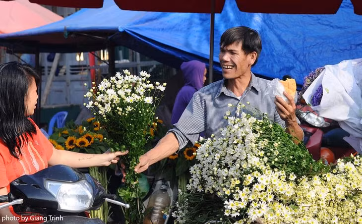 Một khóm cúc họa mi có 4-5 cành nhỏ. Giá 3 khóm hoa đầu mùa có giá 50.000-60.000 đồng, đủ để cắm được một bình hoa đẹp, như mang cả mùa hoa Hà Nội vào trong phòng khách, trên những chiếc bàn học nhỏ xinh.