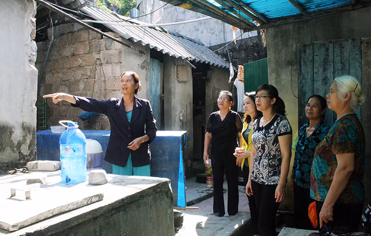 Hội LHPN phường Quảng Yên giám sát việc hỗ trợ sửa nhà ở cho hội viên có hoàn cảnh khó khăn Phạm Thị Minh (khu 5, phường Quảng Yên, TX Quảng Yên).