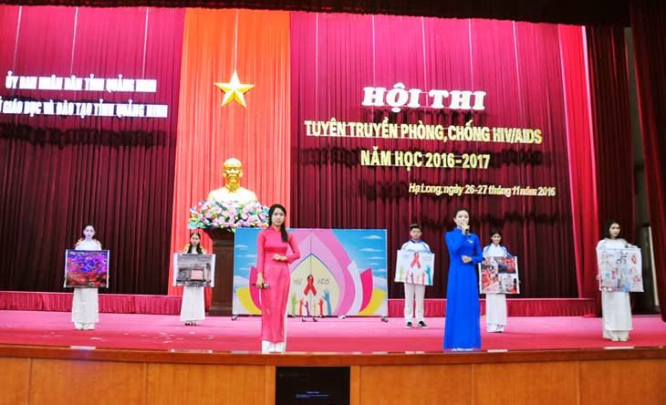 Phần thi hùng biện của Đội học sinh THPT TP Móng Cái được đầu tư kỹ lưỡng, sinh động. 