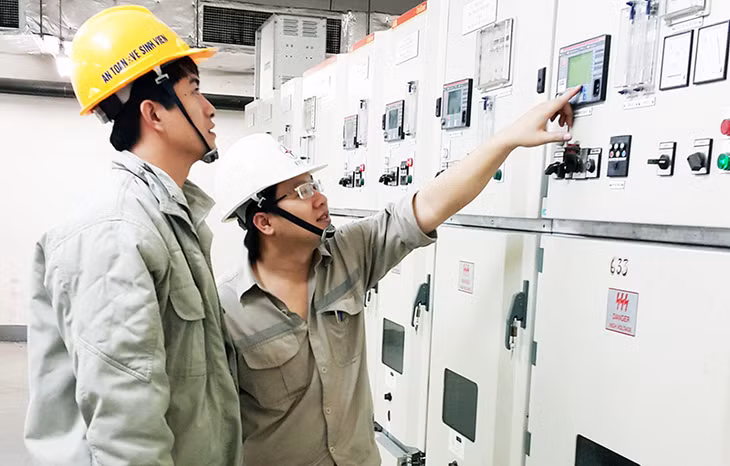Công nhân kiểm tra an toàn trước khi vào ca sản xuất tại Công ty Nhiệt điện Uông Bí.