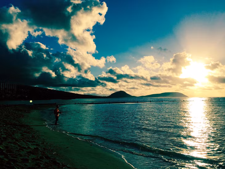 Bình minh trên biển Hawaii.