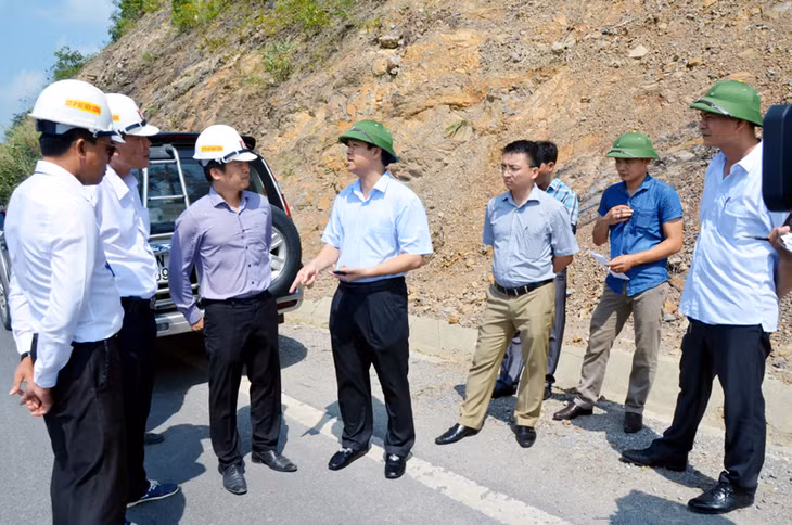 Đồng chí Trần Văn Hùng, Bí thư Thành uỷ Cẩm Phả (đứng giữa) trao đổi với các nhà thầu về giải pháp đẩy nhanh tiến độ thi công QL18 qua địa bàn. Ảnh: Thùy Dương (CTV)