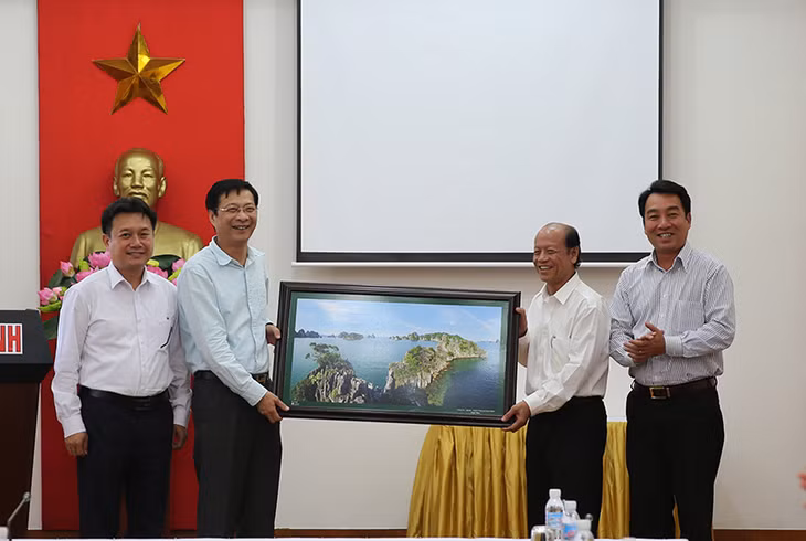 Bí thư Tỉnh ủy Nguyễn Văn Đọc chỉ ghi nhận những cố gắng của ngành Thuế trong hoạt động thu ngân sách tỉnh những năm qua.