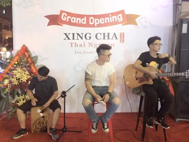 Thiện Hiếu (ngồi giữa) là một ca sĩ tự do 