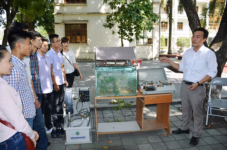 Tiến sĩ Đặng Ngọc Huy giới thiệu cho sinh viên mô hình tự động hoá điều khiển chăm sóc cây trồng bằng khí canh.