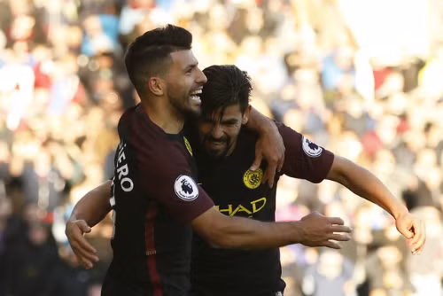 Aguero chia vui cùng Nolito sau bàn thắng nâng tỷ số lên 2-1. Ảnh: Reuters.