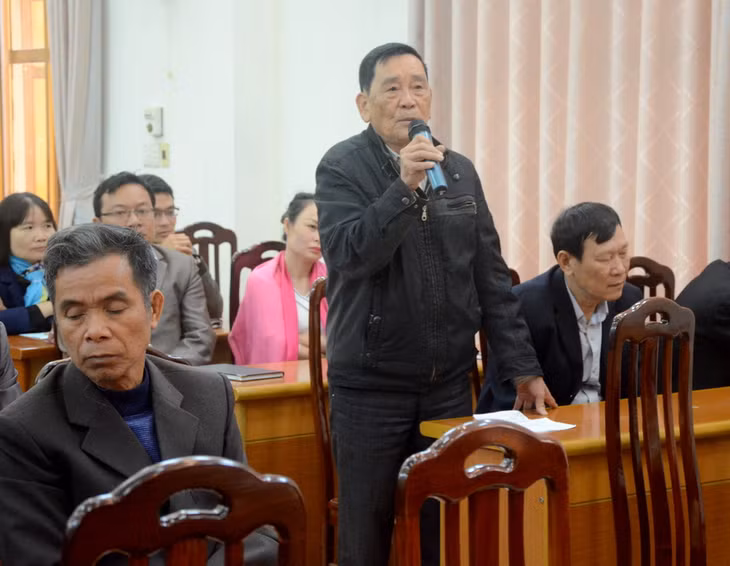 Cử tri Phạm Thế Hà tại khu 10, thị trấn Trới tham gia ý kiến về việc tinh giản bộ máy, biên chế đồng thời với việc xem xét tăng mức lương cơ bản 
