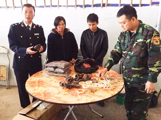 Đối tượng và tang vật vụ việc (Ảnh: Minh Nguyệt)