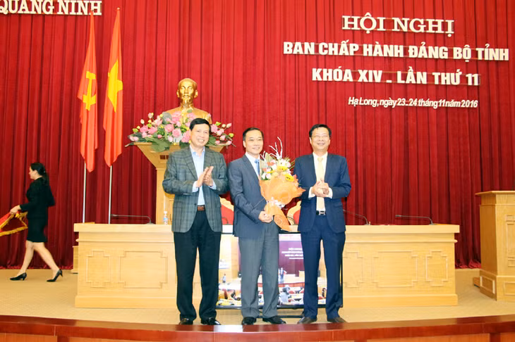 Các đồng chí lãnh đạo tỉnh tặng hoa, chúc mừng đồng chí Vũ Hồng Thanh, nguyên Phó Bí thư Tỉnh ủy được tín nhiệm bầu giữ chức vụ Chủ nhiệm Ủy ban Kinh tế Quốc hội.