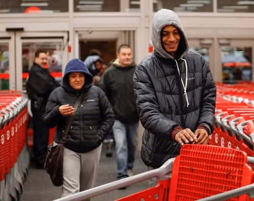  Những khách hàng đầu tiên vào được siêu thị của Target ở Chicago.