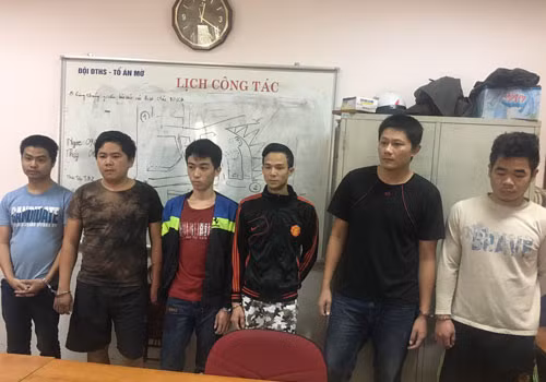 Các bị can tại cơ quan công an.