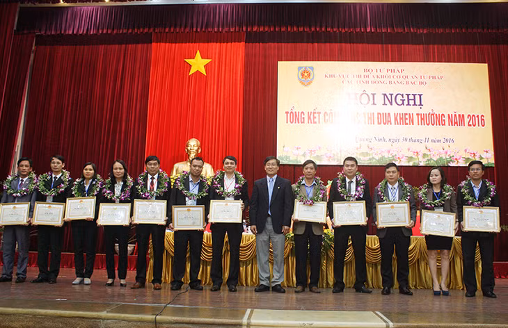 Đồng chí Nguyễn Khánh Ngọc, Thứ trưởng Bộ Tư pháp trao bằng khen của Bộ Tư pháp cho các cá nhân, tập thể được suy tôn điển hình tiên tiến trong phong trào thi đua năm 2016.