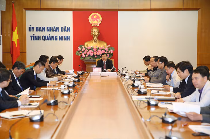 Đồng chí Nguyễn Đức Long, Phó Bí thư Tỉnh ủy, Chủ tịch UBND tỉnh điều hành cuộc họp.