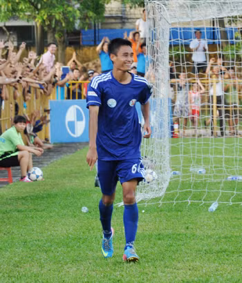 Tiền vệ Vũ Minh Tuấn chia tay Đội tuyển Việt Nam do chấn thương.