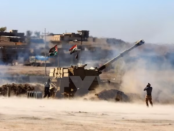 Quân đội Iraq bắn đạn pháo tấn công thành trì của IS tại đông bắc Mosul ngày 22/11. (Nguồn: EPA/TTXVN)
