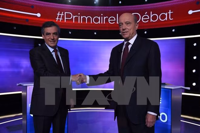 Cựu Thủ tướng François Fillon (trái) và đối thủ Alain Juppé. (Nguồn: AFP/TTXVN)