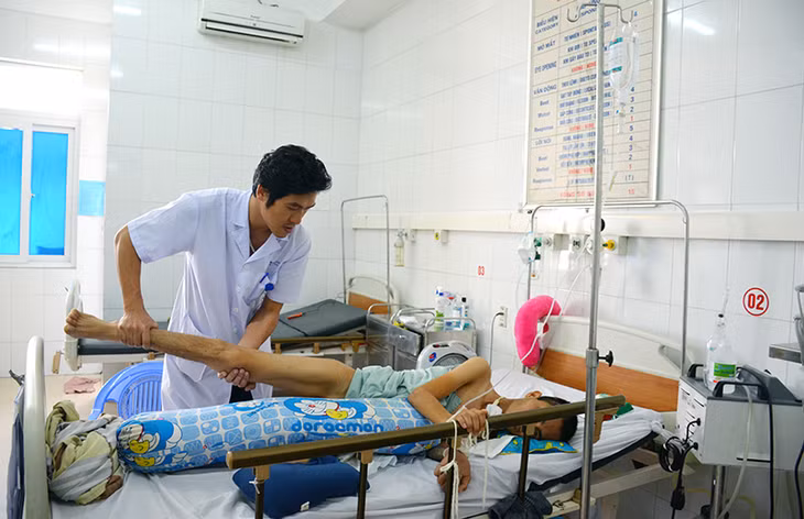 Bệnh nhân Lê Xuân Quân (21 tuổi, xã An Thọ, huyện An Lão, TP Hải Phòng) đang được điều trị tại Bệnh viện Bãi Cháy do TNGT.