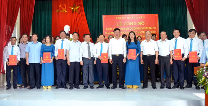 Thị ủy Quảng Yên tổ chức công bố Quyết định thành lập và ra mắt cơ quan chuyên trách tham mưu, giúp việc chung khối MTTQ và các đoàn thể chính trị - xã hội thị xã, tháng 9-2016. Ảnh: NGUYỄN CHIẾN