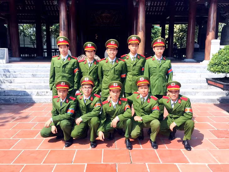 Đặng Hoàng Dũng (đứng giữa hàng thứ 2) cùng các bạn trong lớp tại Văn Miếu - Quốc Tử Giám (Hà Nội).