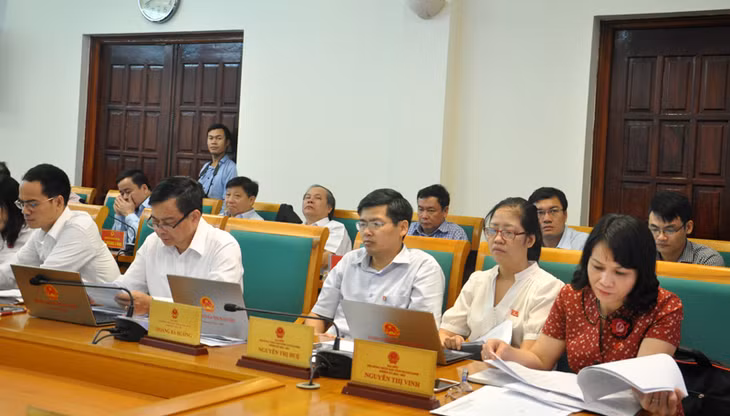Đại biểu dự tại điểm cầu UBND tỉnh nghiên cứu tài liệu.