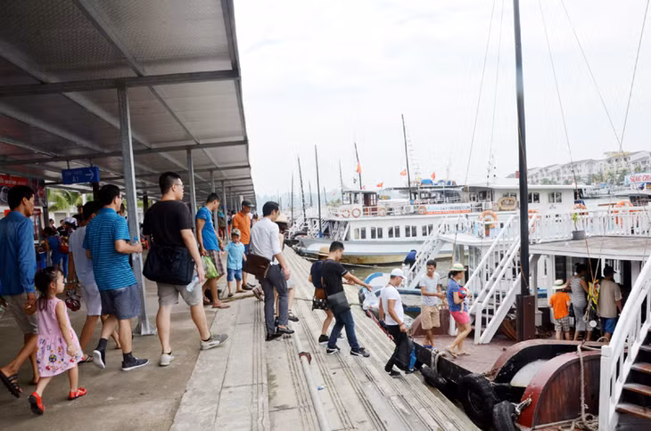 Khách du lịch xuống tàu tham quan Vịnh Hạ Long tại Cảng tàu khách quốc tế Tuần Châu.