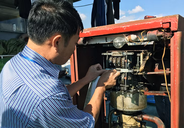 Đoàn liên ngành của tỉnh thực hiện dán tem đồng hồ (công tơ) cột bơm xăng dầu tại tàu QN 5864 của Công ty TNHH MTV Thiện Hải.