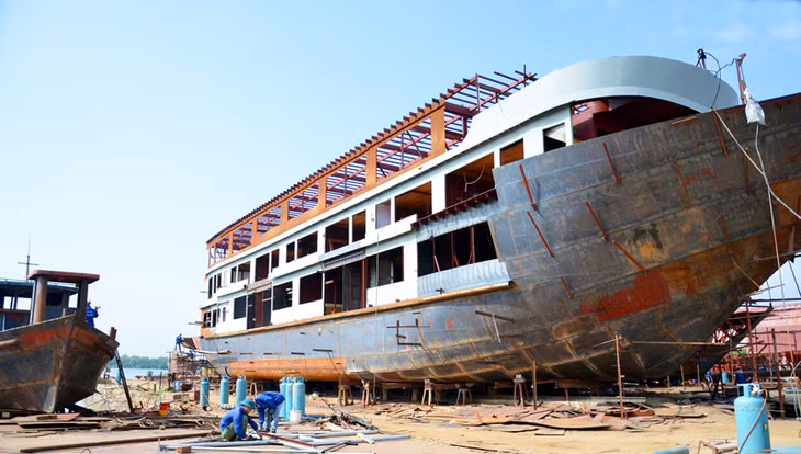 Ngành công nghiệp đóng tàu là một trong những thế mạnh của thị xã. Trong ảnh: Đóng tàu vỏ sắt tại Công ty TNHH Minh Đức (phường Hà An).