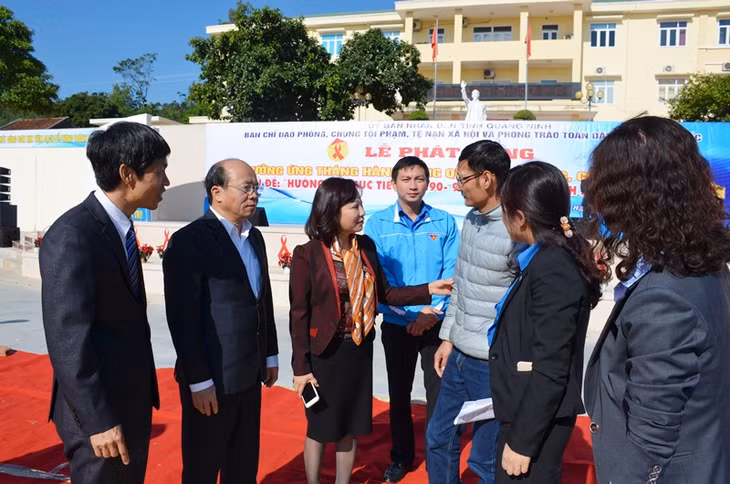 Cũng nhân dịp này, đồng chí Vũ Thị Thu Thủy, Phó Chủ tịch UBND tỉnh đã trò chuyện với một số người nhiễm HIV/AIDS trên địa bàn huyện Vân Đồn. Đồng chí mong muốn những người nhiễm HIV luôn vươn lên, không tự kỳ thị bản thân mình; đồng thời mong muốn gia đình, cộng đồng và xã hội không còn kỳ thị và phân biệt đối xử, mở rộng vòng tay nhân ái để những người bệnh có thể sống khỏe mạnh và có ích hơn nữa cho gia đình, cộng đồng và xã hội. Đồng chí cũng yêu cầu các cấp, ngành, địa phương quan tâm hỗ trợ những người nhiễm HIV, nhất là hỗ trợ về Bảo hiểm y tế để người nhiễm HIV được hỗ trợ về kinh phí khám, điều trị bệnh liên tục và lâu dài.