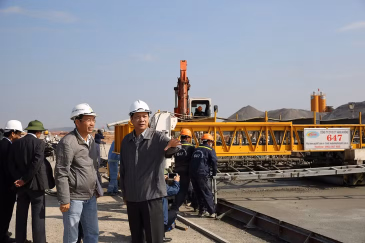 Đồng chí Bí thư Tỉnh ủy kiểm tra hạng mục bê tông đường băng của sân bay Vân Đồn