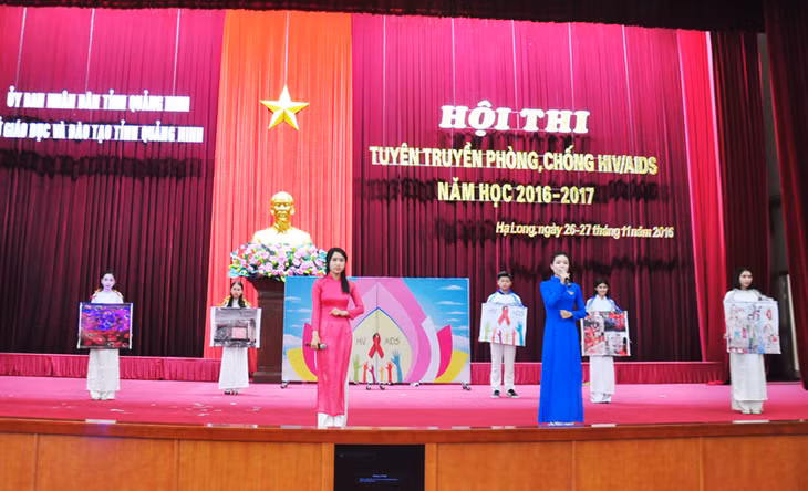 Phần thi hùng biện của Đội học sinh THPT TP Móng Cái.