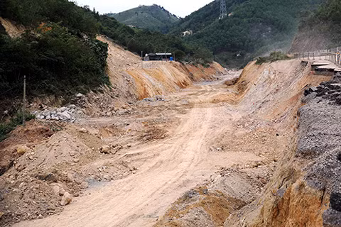 Khó khăn nhất là tuyến tránh Cửa Ông (TP Cẩm Phả) do phải hạ cốt nền đường, khối lượng đào đắp gần 300.000m3. Chủ đầu tư đang chỉ đạo nhà thầu hoàn thành thảm bê tông nhựa cả 4 làn xe xong trước ngày 15-1-2017, phục vụ người dân đón Tết Nguyên đán 2017. Chùm ảnh: Đỗ Phương