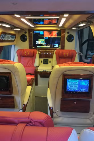 Khoang nội thất được làm mới của chiếc Ford Transit limousine.