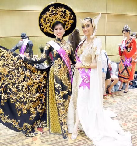 Emily Hồng Nhung trong trang phục áo dài truyền thống.