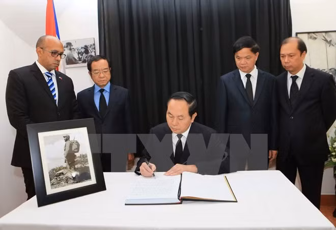 Chủ tịch nước Trần Đại Quang ghi sổ tang viếng đồng chí Fidel Castro Ruz. (Ảnh : Doãn Tấn/TTXVN)