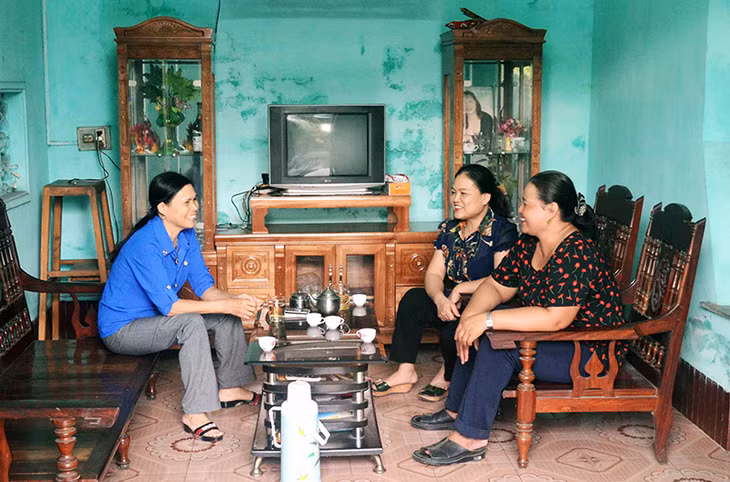 Chị Trần Thị Khánh, trú tại tổ 1, khu Tây Sơn, phường Cẩm Sơn (ngoài cùng, bên phải) trò chuyện cùng các cán bộ CLB Gia đình hạnh phúc trong ngôi nhà mới của mình.