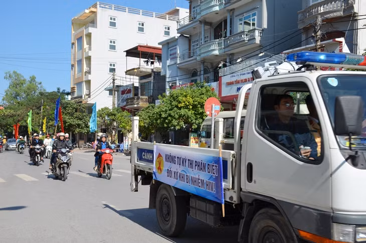 ĐVTN xuống đường diễu hành tuyên truyền về cách phòng chống HIV/AIDS
