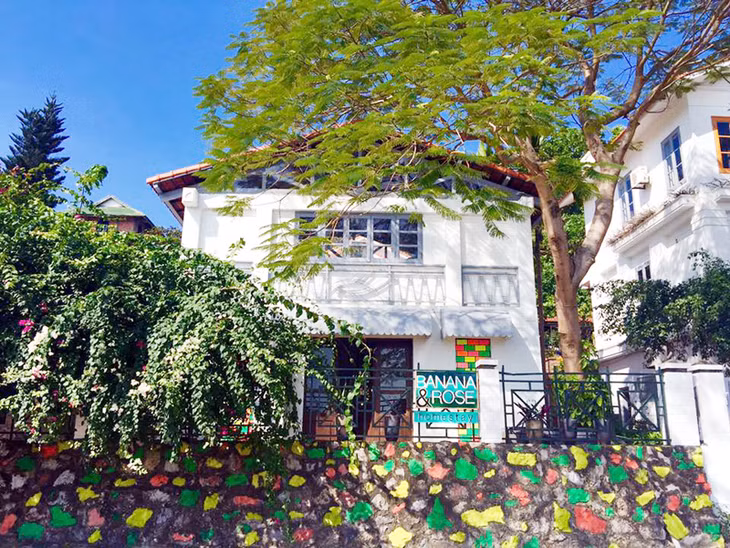 Không gian đầy màu sắc của homestay “Banana and Rose” (phường Tuần Châu, TP Hạ Long).