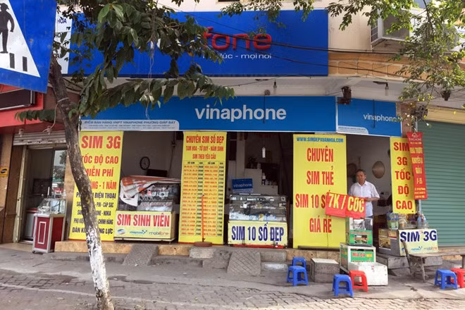Một cửa hàng bán Sim, thẻ di động vắng khách. (Ảnh: T.H/Vietnam+)
