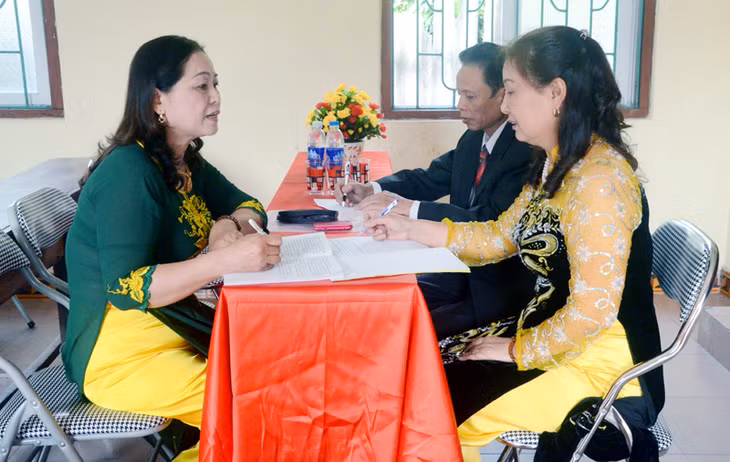 Bà Nguyễn Thị Huệ (bên trái) cùng Chi uỷ Chi bộ khu Tân Lập 3 họp bàn về nội dung sinh hoạt chi bộ sắp tới.