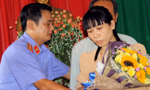 Lãnh đạo công an bắt oan người chống cát tặc bị cách chức Viện kiểm sát và Công an huyện Nhơn Trạch công khai xin lỗi bà Ngọc. Ảnh: Phước Tuấn