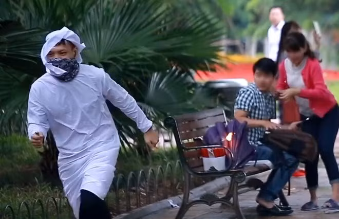 Thanh niên ném bom giả khiến người dân hốt hoảng. (Ảnh cắt từ clip) 