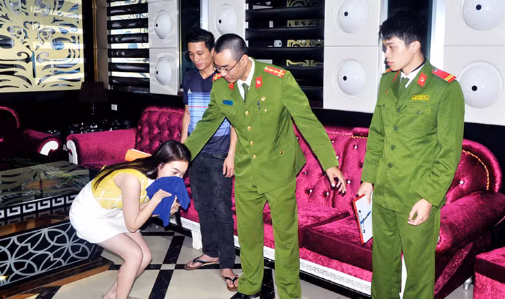 Cảnh sát PCCC hướng dẫn cách thoát nạn khi xảy ra cháy tại quán karaoke.